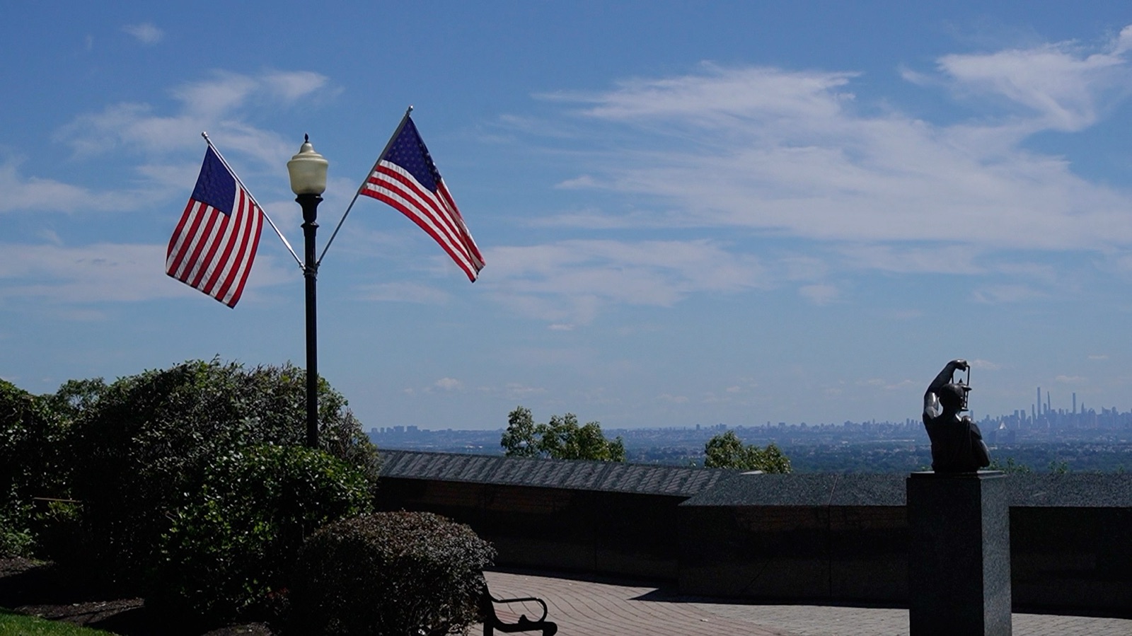 Mirante com bandeiras dos Estados Unidos e vista da cidade ao fundo
