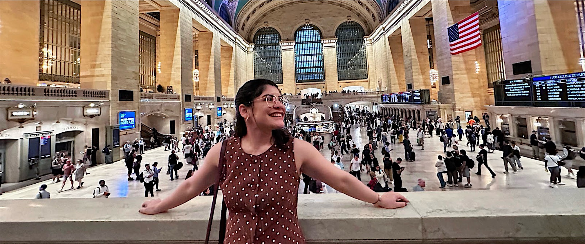 Viajante sorrindo no saguão do Grand Central, em Nova York